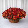 Букет "Огненное настроение" — корзина из красных и оранжевых кустовых роз